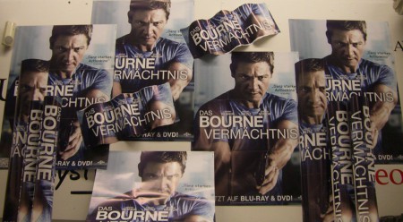 "Universal Pictures" Das Bourne Vermächtnis DVD/Blue Ray Präsentation (Dekotour 20 Saturn / Media Markt Filialen Österreichweit)